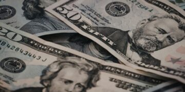 CBSL rates: US Dollar selling rate steady at Rs. 332