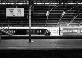 Sri Lankan train stopping in Colombo
