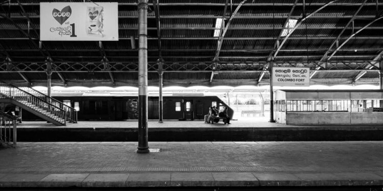 Sri Lankan train stopping in Colombo