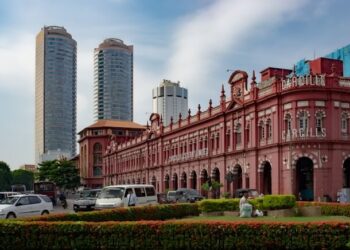 A picture showing the historic and urbans sides of Colombo