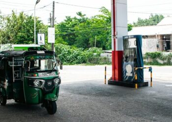 tuktuk stopped at Sri lankan filling station