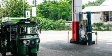 tuktuk stopped at Sri lankan filling station