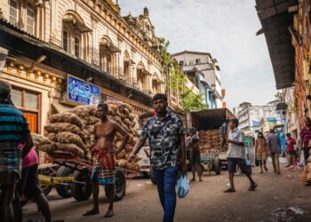 People walking the pettah street